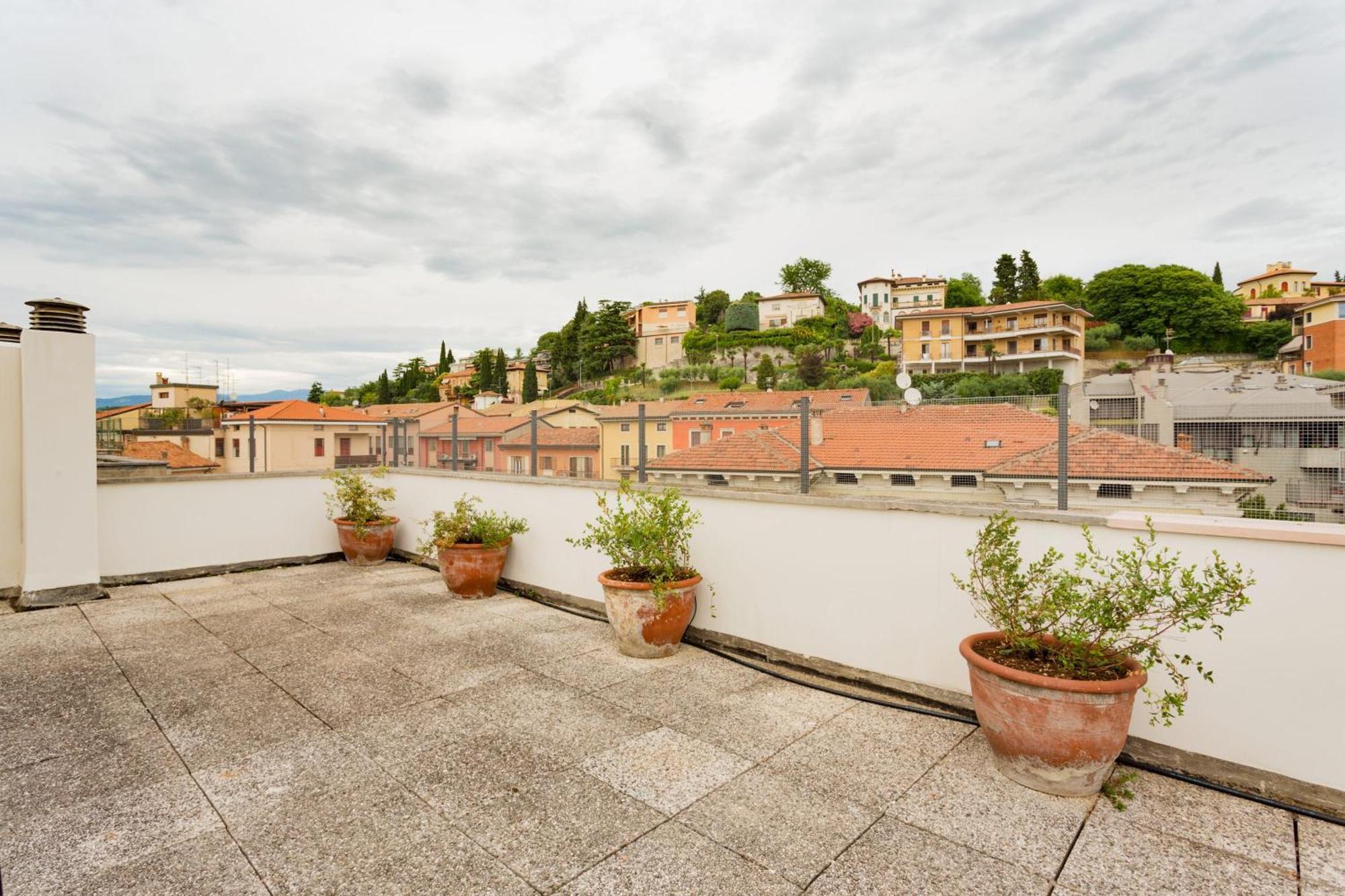 Amazing Flat With Big Terrace And Private Car Park Apartamento Verona Exterior foto